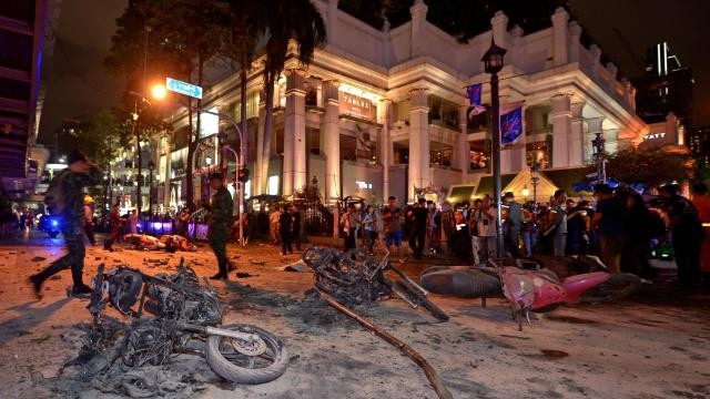 Une bombe explose en plein centre de Bangkok, faisant une vingtaine de morts - ảnh 1